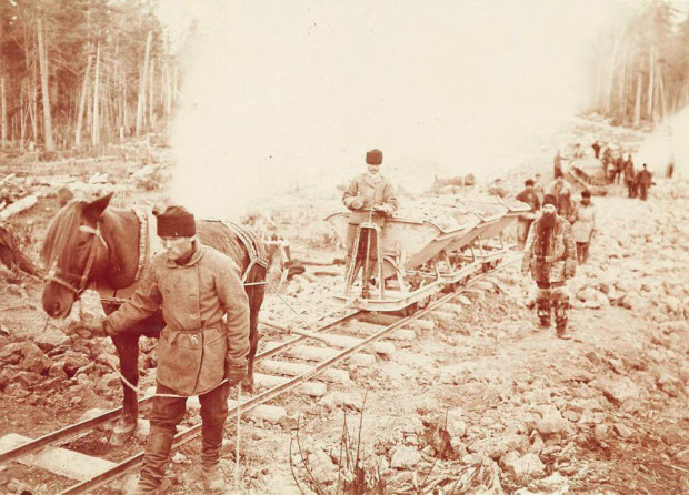 Η κατασκευή άρχισε επισήμως στις 19 Μαΐου 1891 (31 Μαΐου σύμφωνα με το παλαιό Ιουλιανό ημερολόγιο. Το Γρηγοριανό ημερολόγιο υιοθετήθηκε στην ΕΣΣΔ το 1918) στην περιοχή του Βλαδιβοστόκ (9.100 χιλιόμετρα από τη Μόσχα). Στη θεμελίωση του έργου παρέστη ο μετέπειτα αυτοκράτορας Νικολάι ο Β΄/ Κατασκευή του σιδηροδρόμου στη Σιβηρία Φωτο:Γουίλιαμ Χένρι Τζάκσον