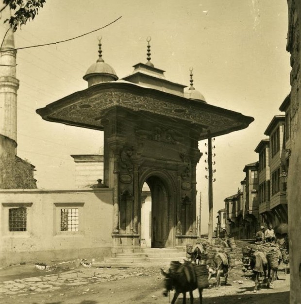 Το σοκάκι Soğuk Çeşme στην βόρεια πλευρά της Αγίας Σοφίας. Χωμάτινοι δρόμοι και γαιδουράκια