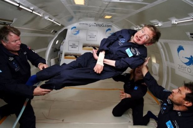 Ο αστροφυσικός Στίβεν Χόκινγκ, ένας από τους πιο διάσημους ασθενείς με πλάγια αμυοτροφική σκλήρυνση, κατάφερε να... πετάξει μακριά από το αναπηρικό αμαξίδιο στο οποίο είναι καθηλωμένος κατά τη διάρκεια μιας πτήσης σε συνθήκες μηδενικής βαρύτητας (ΦΩΤΟΓΡΑΦΙΑ: AP Photo/Zero Gravity Corp.)