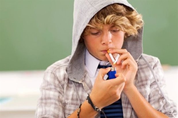 Tα νεαρά αγόρια που καπνίζουν «υποθηκεύουν» το βάρος των παιδιών τους