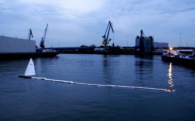 Μία από τις εκδοχές του ιστιοφόρου σκάφους Protei, το οποίο σχεδιάστηκε για τη συλλογή πετρελαίου από τη θάλασσα, σε δοκιμαστική πλεύση στο λιμάνι του Ρότερνταμ της Ολλανδίας.
