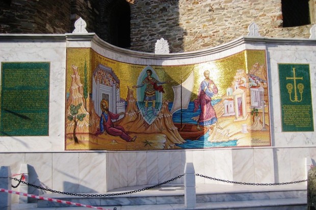 Εικόνα: To μνημείο που ανεγέρθηκε έξω από τον Ιερό Ναό του Αγίου Νικολάου όπου σύμφωνα με την Ιερή Παράδοση πάτησε για πρώτη φορά το πόδι του στην Ευρώπη ο Απόστολος Παύλος.