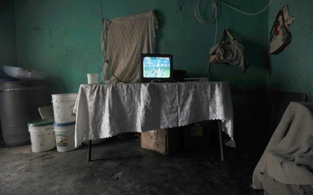 Η τηλεοπτική συσκευή δεσπόζει στο φτωχό αυτό σπίτι οικογένειας του Πορτ-ο-Πρενς, στην Αϊτή.