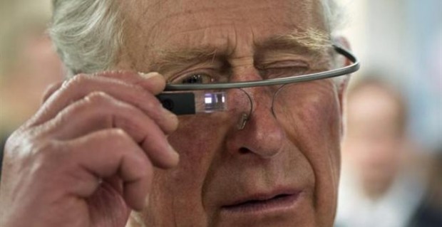Ο πρίγκιπας Κάρολος δοκιμάζει τα έξυπνα γυαλιά της Google Πηγή: http://www.skai.gr/news/technology/article/260684/google-glass-diathesima-kai-sti-vretania-ta-exupna-gualia-tis-google-/#ixzz370GALEmT  Follow us: @skaigr on Twitter | skaigr on Facebook