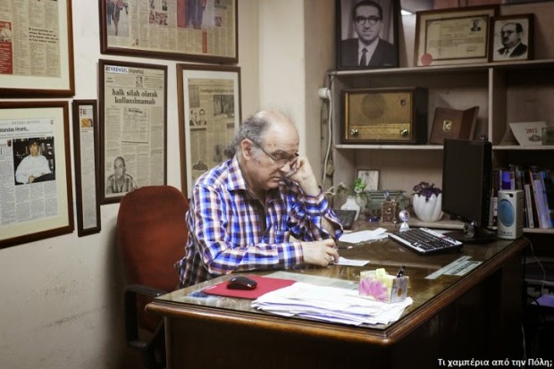 Ο Μιχάλης Βασιλειάδης στο γραφείο του