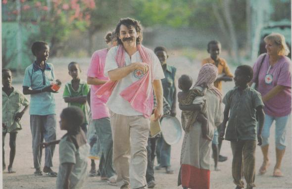 Με το σήμα  του Ερυθρού Σταυρού το 1992 στη Σομαλία. Ο Κρις Ιωάννου και η ομάδα των «ιπτάμενων ιατρών» είχαν αποστολή τη δημιουργία νοσοκομείου  