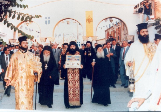 Πλήθος κλήρου και λαού υποδέχθηκε την Τιμία Ζώνη. Διακρίνεται ο τότε Πρόεδρος της Κυπριακής Δημοκρατίας κ. Βασιλείου, ο οικείος Μητροπολίτης Κιτίου κ. Χρυσόστομος, ο Ηγούμενος της Μονής Σταυροβουνίου Αθανάσιος. Την Τιμία Ζώνη μεταφέρει ο ιερομόναχος Αθανάσιος Βατοπαιδινός, ο σημερινός Μητροπολίτης Λεμεσού.