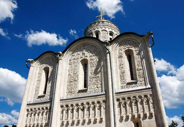 Ο Καθεδρικός του Αγίου Δημητρίου είναι κτισμένος από άσπρη πέτρα και η αρχιτεκτονική του είναι χαρακτηριστική της προ-μογγολικής περιόδου του πριγκιπάτου Βλαντίμιρ -Σούζνταλ. Οικοδομήθηκε το 1194-1197 ως ιδιωτικό παρεκκλήσι του Βσέβολοντ Γ’, στην αυλή του παλατιού του. Ο Καθεδρικός είναι διάσημος για τα λευκά πέτρινα γλυπτά του, ενώ οι τοίχοι του είναι διακοσμημένοι με πάνω από 600 ανάγλυφα που απεικονίζουν αγίους, μυθικά και πραγματικά ζώα. Φωτο:Νικολάι Κορολιόφ
