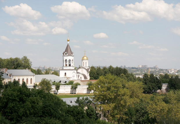 Η Μονή της Γεννήσεως είναι από τις παλαιότερες μονές στη Ρωσία. Ιδρύθηκε το 1191 κατά τη διάρκεια της ακμής του Μεγάλου Πριγκιπάτου του Βλαντίμιρ – Σούζνταλ και σήμερα είναι το δεύτερο διασημότερο μοναστήρι μετά την Αγία Τριάδα Λαύρα του Αγίου Σεργίου. Φωτο:Νικολάι Κορολιόφ