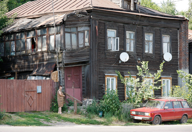 Παρόλο που τα αρχιτεκτονικά μνημεία του Βλαντίμιρ διατηρούνται πολύ καλά, οι περισσότεροι από τους κατοίκους της πόλης ζουν σε ετοιμόρροπα σπίτια που χτίστηκαν προς το τέλος του 19ου αιώνα. Φωτο:Νικολάι Κορολιόφ