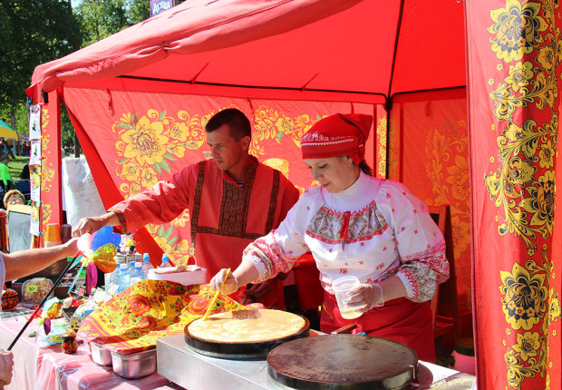 Στο μοναδικό φεστιβάλ της ρωσικής ζαχαροπλαστικής, «Ονειρογλυκίσματα», που γίνεται αυτή την εποχή στο Εκατερίνεμπουργκ (1.800 χιλιόμετρα από τη Μόσχα) οι επισκέπτες μπορούν να απολαύσουν πάσης φύσεως γλυκά από όλο τον κόσμο, και κυρίως παραδοσιακά γλυκίσματα των Ουραλίων και άλλων περιοχών της Ρωσίας. Ορισμένα γλυκίσματα τα βρίσκει κανείς μόνο στα Ουράλια- τα φυσικά σύνορα μεταξύ Ευρώπης και Ασίας.-Φωτο:Ντάρια Κέζινα