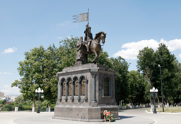 Μνημείο του ηγεμόνα του Κιέβου, Βλαντίμιρ του Μεγάλου, ο οποίος το 988 βάπτισε τους περισσότερους Ρώσους χριστιανούς. Το μνημείο τοποθετήθηκε στην πόλη το 2007 και το φιλοτέχνησε ο γλύπτης Σεργκέι Ισάκοφ. Δίπλα στον Βλαντιμίρ είναι ο Άγιος Φιόντορ, που σύμφωνα με το μύθο, έπεισε τον πρίγκιπα να ασπαστεί τον Χριστιανισμό. Φωτο:Νικολάι Κορολιόφ