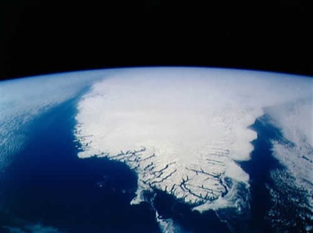 Οι μεγαλύτερες απώλειες παρτηρούνται στη Γροιλανδία που χάνει 375 κυβικά χιλιόμετρα πάγου κάθε χρόνο 