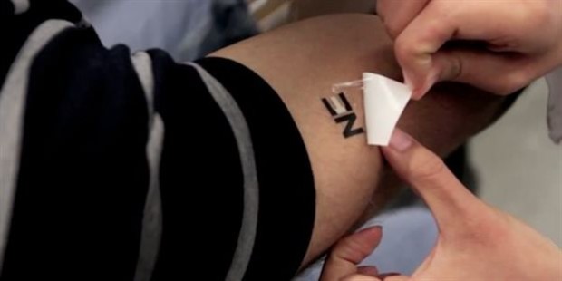 «Ενεργειακά» τατουάζ που θα μπορούν να φορτίζουν μικροσυσκευές μέσω του ιδρώτα ετοιμάζουν οι αμερικανοί επιστήμονες