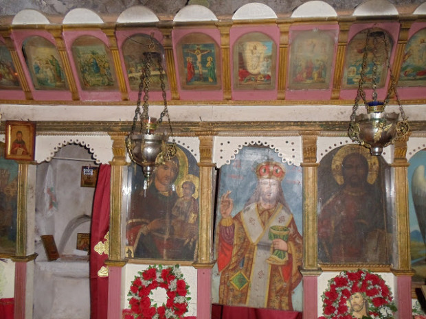 Το εσωτερικό της εκκλησίας της Παναγίας του Βράχου-Φωτο:  hikingexperience.blogspot.gr 
