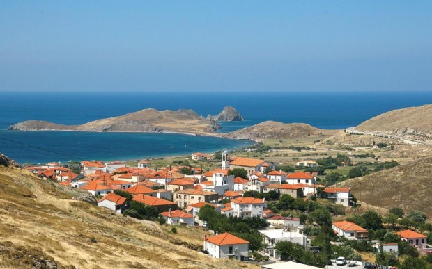Ομορφη στιγμή της διαδρομής Μύρινα - Θάνος. Σε πρώτο πλάνο, το Πλατύ. (Φωτογραφία: Νίκος Λουπάκης)