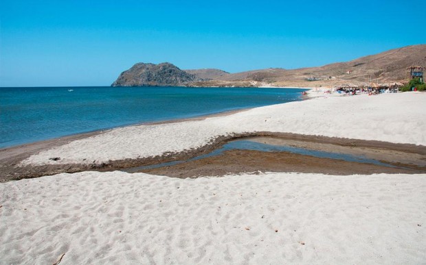 Ο Εβγάτης, μία από τις πολλές και όμορφες παραλίες της Λήμνου. (Φωτογραφία: Νίκος Λουπάκης)