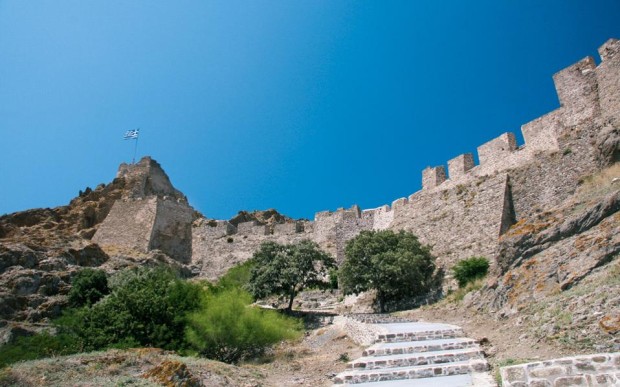 Ανηφορίζοντας προς το κάστρο της Μύρινας. (Φωτογραφία: Νίκος Λουπάκης)