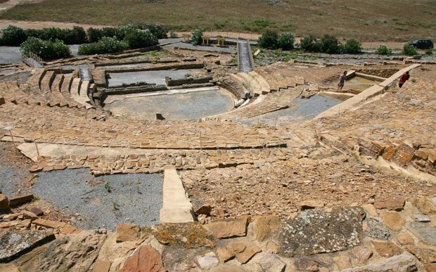 Το αναστηλωμένο αρχαίο θέατρο στην Ηφαιστεία. (Φωτογραφία: Νίκος Λουπάκης)