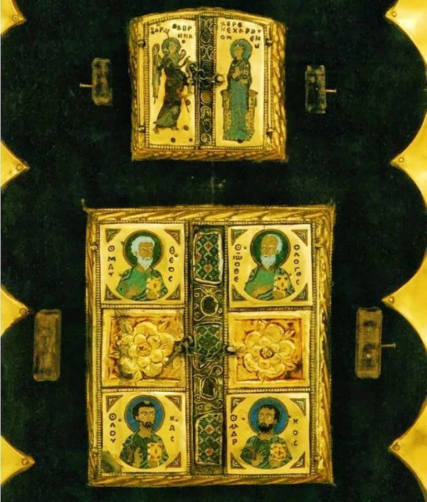  Eικόνα -- Οι δύο τρίπτυχες βυζαντινές σταυροθήκες κλειστές.