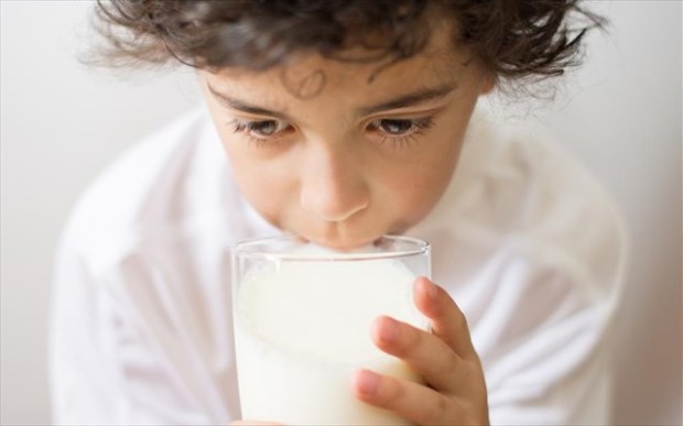 Σύμφωνα με ερευνητές από το Πανεπιστήμιο του Τέξας, για να αποφευχθεί κάτι τέτοιο θα πρέπει τα παιδιά να καταναλώνουν αρκετά γαλακτοκομικά προϊόντα και άλλες τροφές που περιέχουν ασβέστιο και πρωτεΐνες.