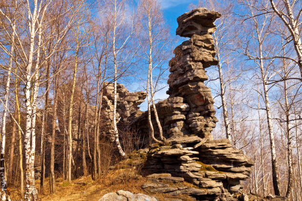 Τα Επτά Αδέρφια στην περιοχή Τσελιάμπινσκ στα Ουράλια Όρη είναι συστάδα απότομων βράχων αρκετά ψηλών για τη ζώνη της στέπας. Οι μορφές αυτές των βράχων αποτελούν την πηγή πολλών θρύλων των ντόπιων. Τα βράχια έχουν ύψος 30-35 μέτρα και σχηματίζονται από γκρι μικροσκοπικούς σχηματισμούς κρυστάλλων, οι οποίοι είναι πιθανότατα από διαβάση ή δολερίτη. Φωτο:Lori / Legion Media