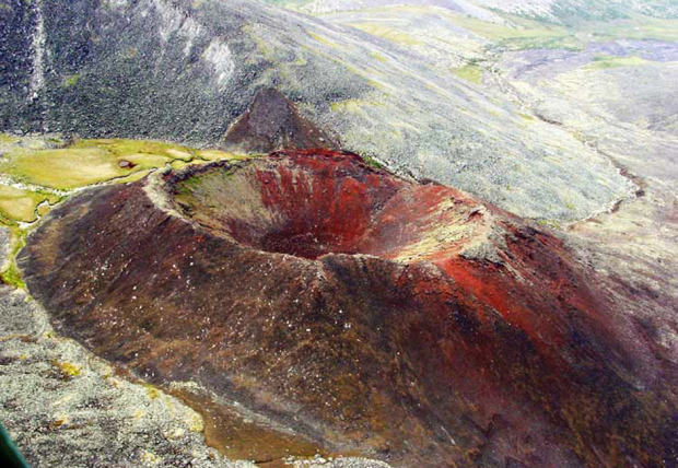 Το ανενεργό ηφαίστειο Ανιούϊσκι βρίσκεται σε μια ακατοίκητη περιοχή της Τσουκότκα , κοντά στον ποταμό Μόνι. Σύμφωνα με τα γεωλογικά δεδομένα, η τελευταία έκρηξη του Ανιούϊσκι σημειώθηκε πριν από περίπου 500 χρόνια, ενώ τίποτα δεν δείχνει ότι το ηφαίστειο μπορεί σύντομα να ενεργοποιηθεί. Είναι το μόνο ηφαίστειο στη Ρωσία με ορθάνοικτες τις διόδους της λάβας σε μήκος 55 χιλιομέτρων. Φωτο:Lori / Legion Media