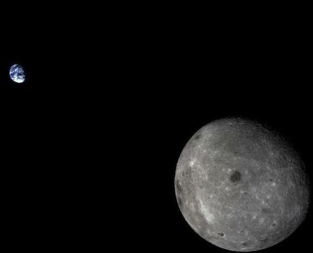 Η νέα φωτογραφία καταγράφει την εντυπωσιακή αντίθεση της άγονης, άχρωμης Σελήνης σε σχέση με την Γη στο μάτι του παρατηρητή. Credit: (XinHua) 