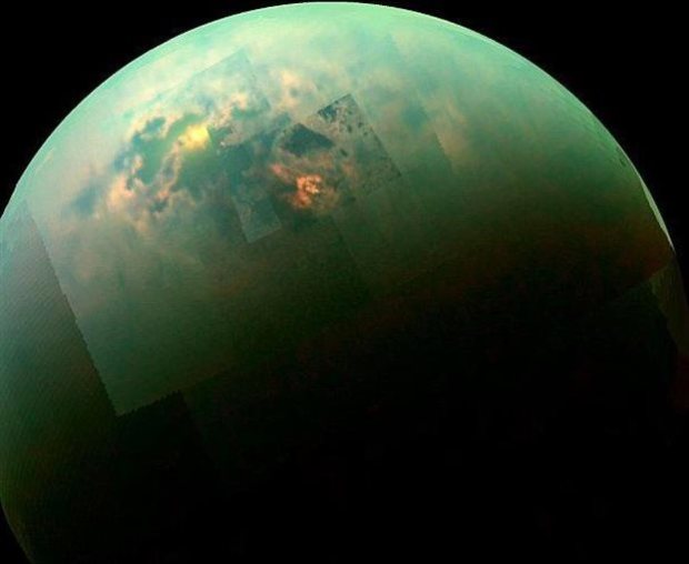 Ο ωκεανός του Τιτάνα φωτοβολεί καθώς το χτυπά ο Ηλιος. Credit: (NASA/JPL-Caltech/University of Arizona/University of Idaho)