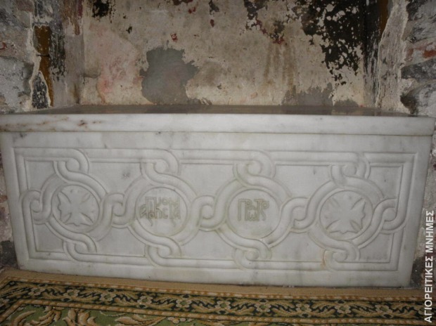 Ο τάφος του Οσιομάρτυρα Κοσμά του Πρώτου στο Παρεκκλήσι που βρίσκεται στο Νάρθηκα του Ιερού Ναού του Πρωτάτου (φωτ. keliotis)