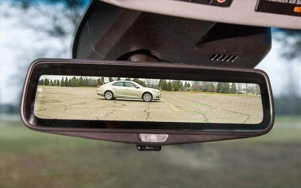 General Motors/Rob Widdis Ο οδηγός έχει πάντα την επιλογή να απενεργοποιήσει τη λειτουργία streaming video, δίνοντας στον καθρέφτη ξανά τις συμβατικές του ιδιότητες.