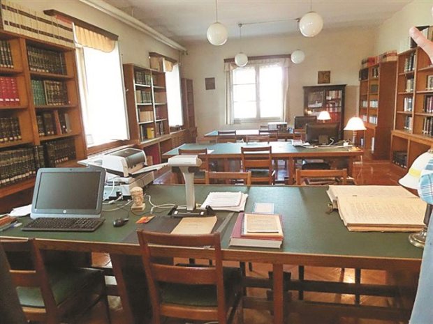Το αναγνωστήριο και γραφείο του βιβλιοφύλακα.
