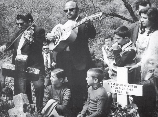 Παίζοντας στα μνήματα, Γυρομέρι Φιλιατών, 1978. Μουσική από την Ήπειρο-Πηγή:foundation.parliament.gr