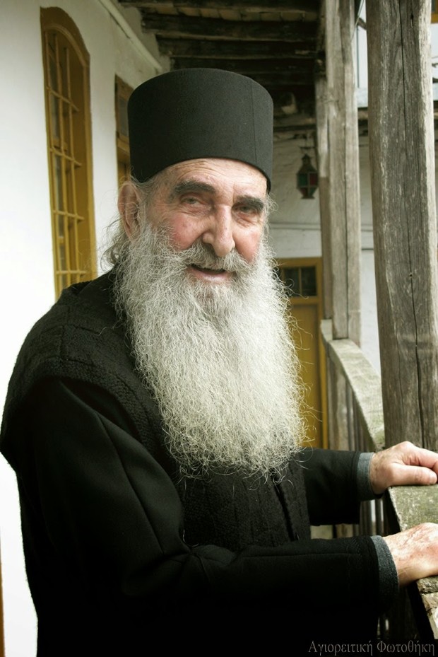 Αρσένιος μοναχός Σιμωνοπετρίτης (1924-2013), συστρατιώτης του αγίου Παϊσίου (1924-1994) πηγή φωτογραφίας: http://athosprosopography.blogspot.gr