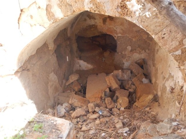 Το υπόγειο αγίασμα-τάφος στο ναό του Αγίου Παντελεήμονος