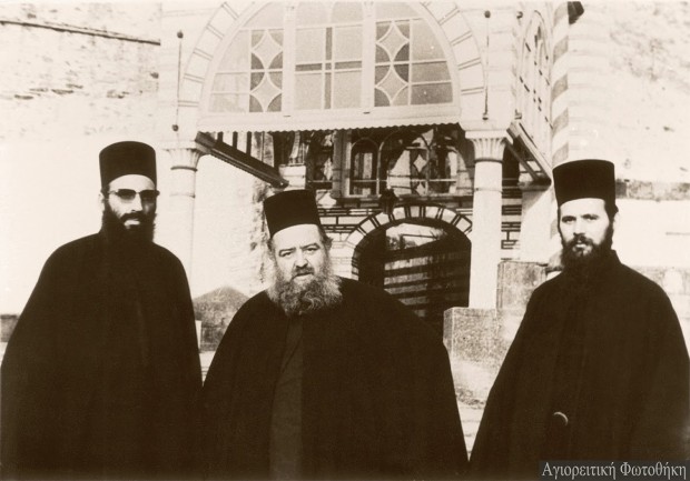 Χρυσόστομος επίσκοπος Ζίτσης, ο Χιλανδαρινός (1939-2012), ως ιερομόναχος με αγιορείτες στην είσοδο της μονής Βατοπαιδίου