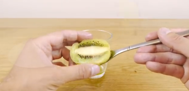 eiste-sigouri-oti-xerete-na-katharisete-ena-aktinidio