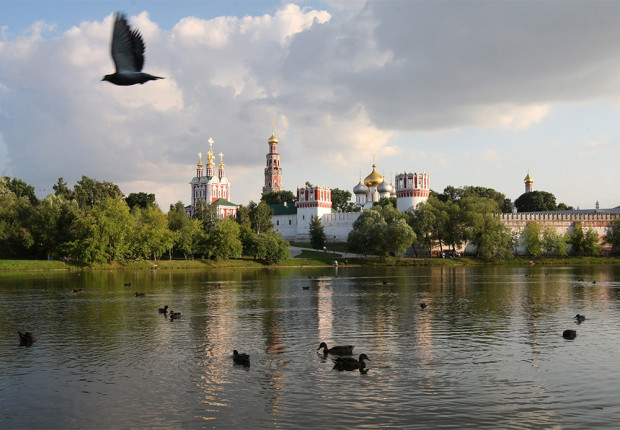 Η Μονή Νοβοντέβιτσι είναι ένα από τα πιο όμορφα αρχιτεκτονικά αξιοθέατα της Μόσχας. Βρίσκεται σε μια χερσόνησο, που περιβάλλεται από τον ποταμό Μόσχοβα. Το μοναστήρι αποτελείται από 14 συγκροτήματα, περιλαμβανομένων και κατοικημένων συνοικιών, διοικητικά κτίρια, καμπαναριά και ναούς.-Φωτο:Ιλιά Πίταλεφ / RIA Novosti