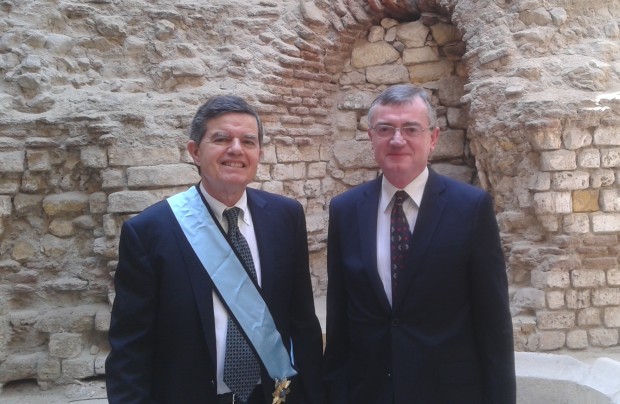 Με τον επιχειρηματία Αθανάσιο Μαρτίνο που στήριξε οικονομικά την ανακαίνιση του Αγίου Γεωργίου Καίρου