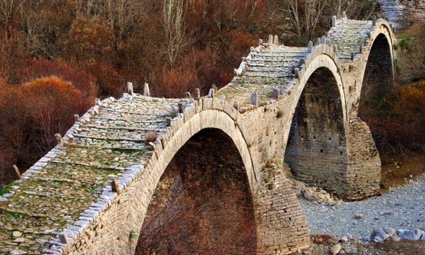 C089HE The 3- arched stone bridge known as Kalogeriko or Plakidas bridge, close to Kipoi village, Zagori region, Ioannina, Greece.
