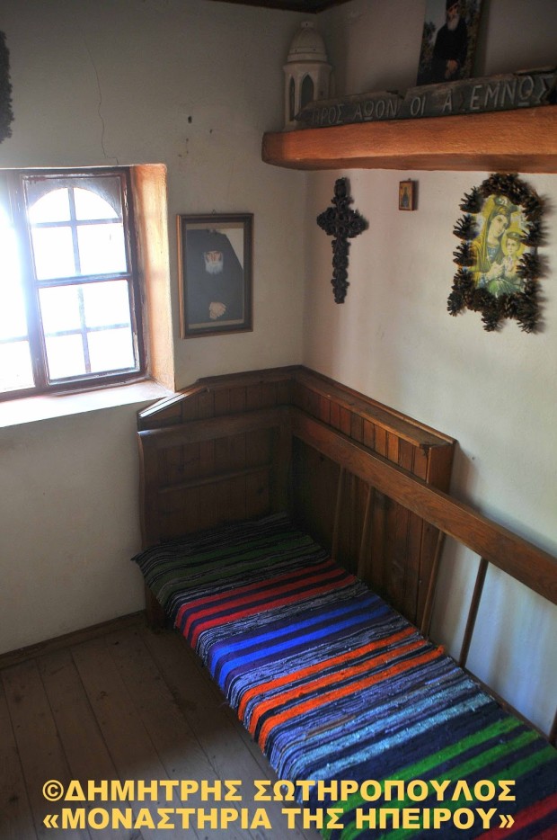Το ταπεινό κελλάκι του Αγίου,  με το ξύλινο κρεβάτι που έφτιαξε ο ίδιος - See more at: http://hellas-orthodoxy.blogspot.gr/2015/07/4.html#sthash.ih8pHYQg.dpuf