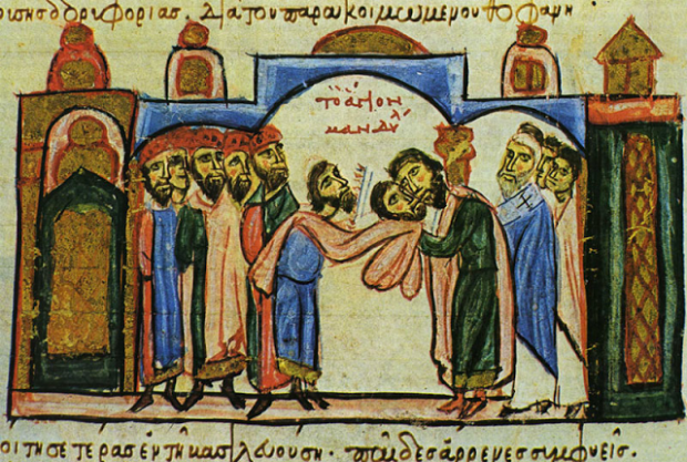 Η υποδοχή του Μανδηλίου στη βυζαντινή πρωτεύουσα στις 15 Αυγούστου 944 μετατράπηκε σε μοναδική θρησκευτική πανήγυρη. Το Μανδήλιο μεταφέρθηκε αρχικά στο ναό των Βλαχερνών, όπου έγινε αντικείμενο προσκύνησης και λατρείας, και ακολούθως αποτέθηκε στο παρεκκλήσιο του Φάρου, στο Μεγάλο Παλάτι. Την επόμενη ημέρα (16 Αυγούστου) η λειψανοθήκη με την εικόνα και την επιστολή του Ιησού φορτώθηκαν στο αυτοκρατορικό πλοίο (βασιλική τριήρις), η οποία παρέπλευσε την πόλη και προσορμίσθηκε έξω από το δυτικό τείχος. Η συνοδεία αποβιβάστηκε και εισήλθε από τη Χρυσή Πύλη στην Κωνσταντινούπολη, όπου έγινε δεκτή από τους γιους του αυτοκράτορα Ρωμανού Λεκαπηνού, τους συναυτοκράτορες Κωνσταντίνο και Στέφανο, και τον πατριάρχη Θεοφύλακτο (933-956). Η λαμπρή πομπή διέσχισε την πόλη, ενώ πλήθη κόσμου παρακολουθούσαν το μοναδικό θέαμα, έφθασε στην αγορά που ήταν μπροστά στο Αυγουσταίον και κατέληξε στο Παλάτι. Εκεί τοποθετήθηκε αρχικά επί του αυτοκρατορικού θρόνου στην αίθουσα του τρικλινίου, και ακολούθως αποτέθηκε στην εκκλησία της Παναγίας του Φάρου.