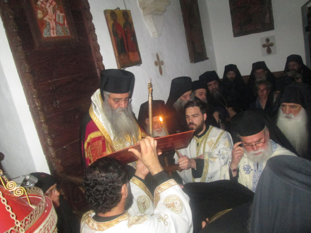 Ο Μητροπολίτης Μόρφου Νεόφυτος προχειρίζει και ενθρονίζει τη μοναχή Ιουστίνη σε ηγουμένη, ιερά μονή Αγίου Νικολάου Ορούντης