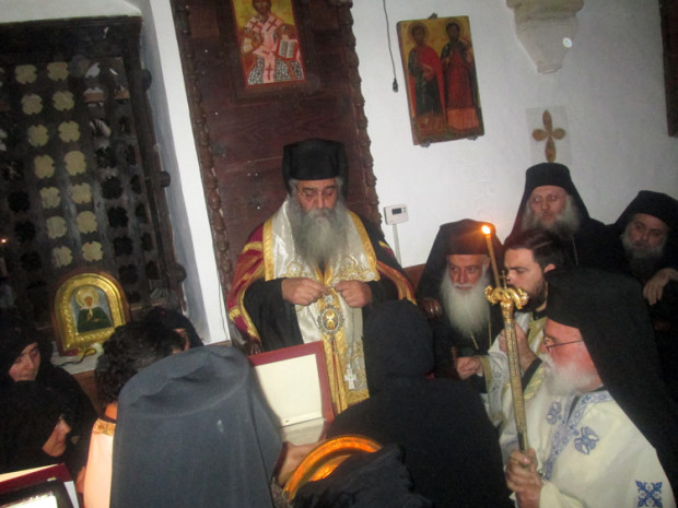 Ο Μητροπολίτης Μόρφου Νεόφυτος προχειρίζει και ενθρονίζει τη μοναχή Ιουστίνη σε ηγουμένη, ιερά μονή Αγίου Νικολάου Ορούντης
