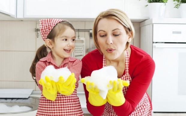 mom-and-daughter-cleaning-ftr