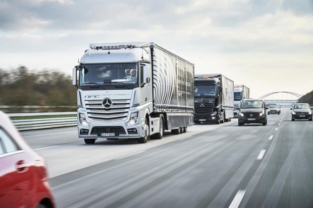 Mercedes-Benz Actros Lkw nutzen das System Highway Pilot Connect zur vernetzten Fahrt im Verbund (Truck Platoon)