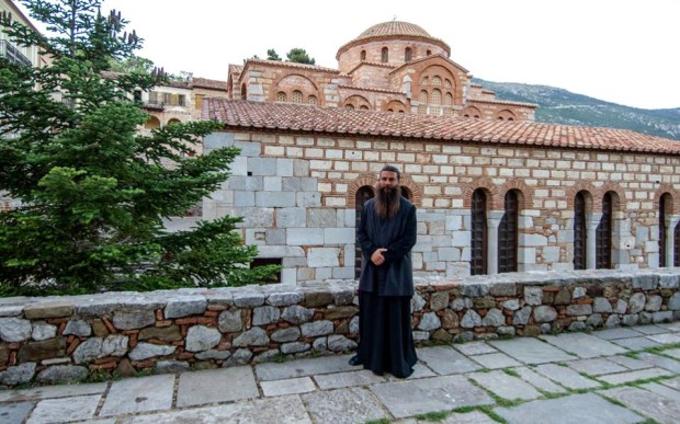 Ο ιερομόναχος Χρύσανθος Αργυρίου έχει ζήσει στη Μονή Οσίου Λουκά 18 χρόνια. (Φωτογραφία: ΑΡΧΕΙΟ LEICA ACADEMY)