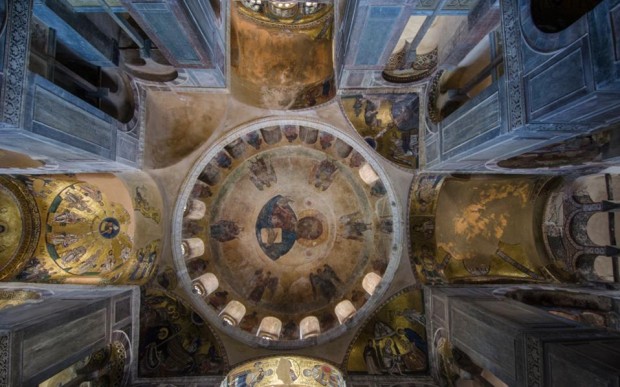 Ο οκταγωνικού ρυθμού τρούλος, το σπουδαιότερο ιεραρχικά μέρος του μεγάλου Ναού του Οσίου Λουκά. (Φωτογραφία: ΑΡΧΕΙΟ LEICA ACADEMY)