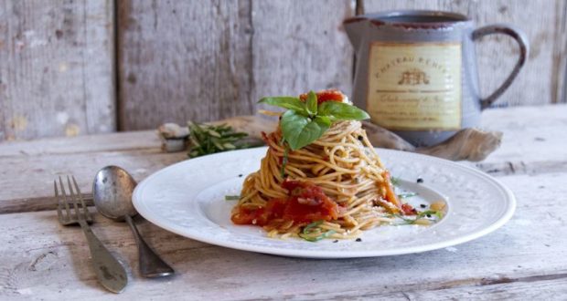 recipe_main_akis-petretzikis-spaghetti-me-saltsa-ntomatas