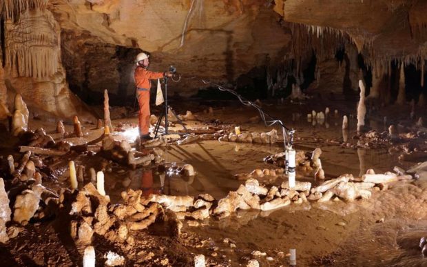 Στο εσωτερικό του σπηλαίου Μπρουνικέλ, στη Νοτιοδυτική Γαλλία, βρέθηκαν οι παράξενοι λίθινοι δακτύλιοι. Οι επιστήμονες δεν γνωρίζουν ποια ήταν η χρησιμότητά τους, αλλά είναι βέβαιοι ότι δεν κατασκευάστηκαν τυχαία.